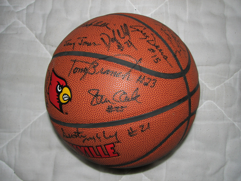 Souvenior ball autographed by all members of the 1980 champs.  courtesy of Junkman at Card Empire.